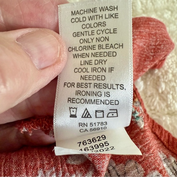 Maurices women’s Large Coral Floral Blouse with Crochet Sleeves and Tie Back - Picture 7 of 9